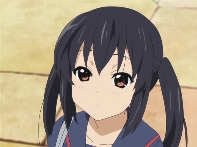 Azusa's look 116083azunyanazusanakano14227368640480