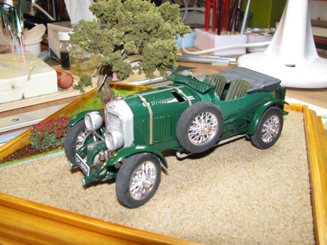 Débutante : Bentley Blower 1930 Frog 1/24 - Page 2 119688164Premireprsentationsurdiorama