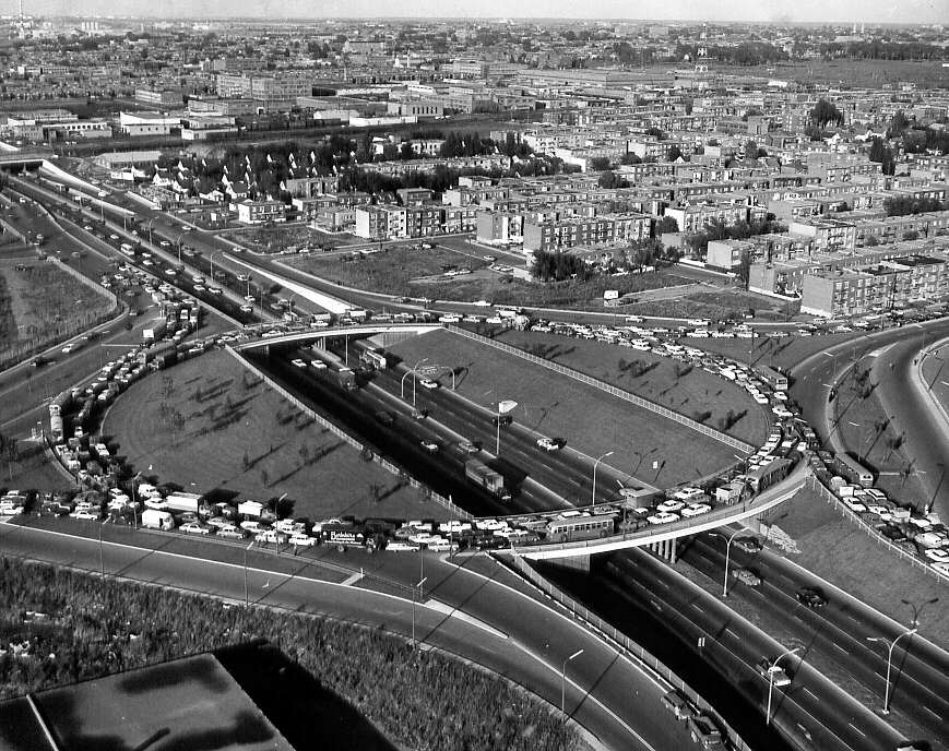 Les années 20 à 70 : photos et vidéos d'époque (partie 1) - Page 17 1258141963autoroute40mtropolitainrondpointrocklandanne