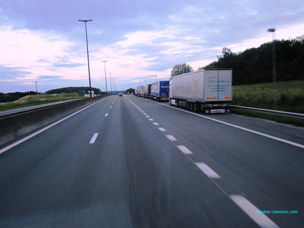 Les parkings d'autoroutes - Page 7 145146photoscamions7Juillet2012121Copier