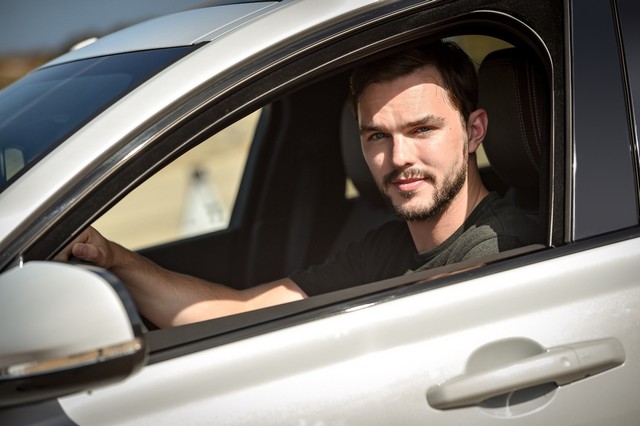 L'acteur Britannique Nicholas Hoult Relève Le Defi « Smart Cone Challenge » Dans Le Cadre De La Tournée « Art Of Performance Tour » 154667jlr2144resize1024x681