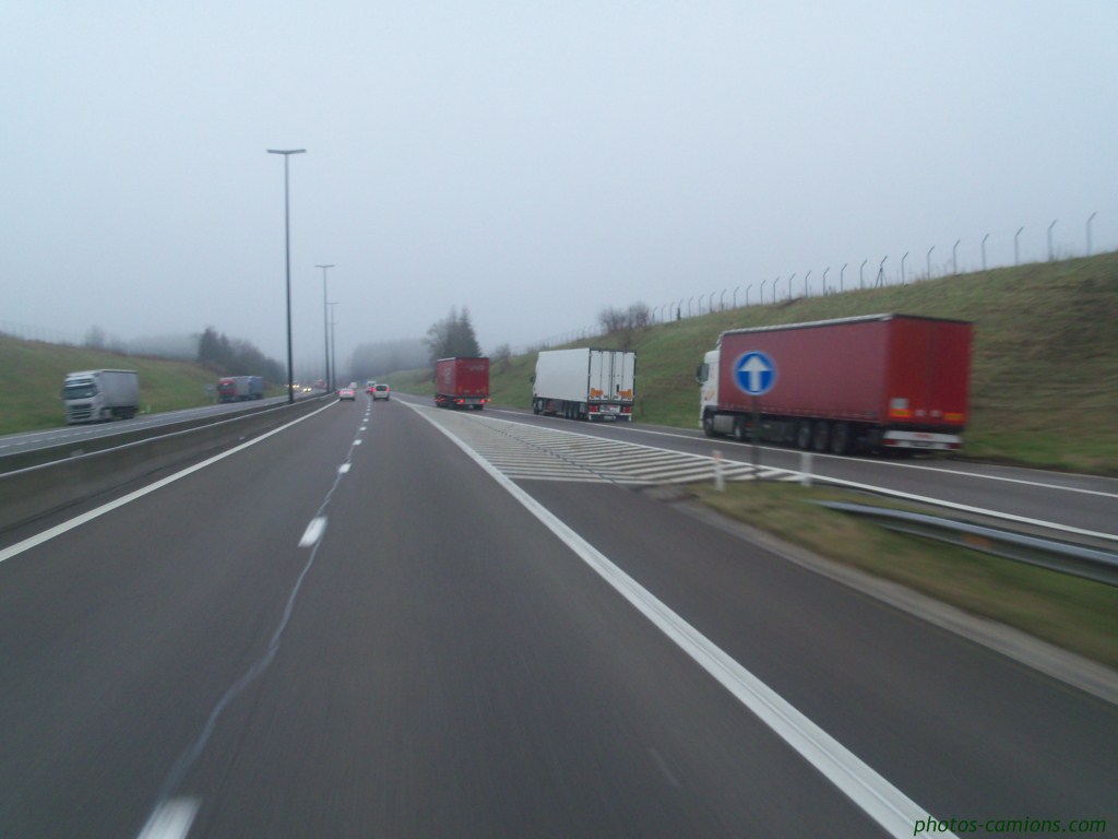 Les parkings d'autoroutes - Page 2 168126photoscamion10Dcembre20113Copier