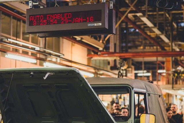 Célébration de la légende : Le dernier Land Rover DEFENDER est construit à Solihull 168168unspecified77U4ISS5