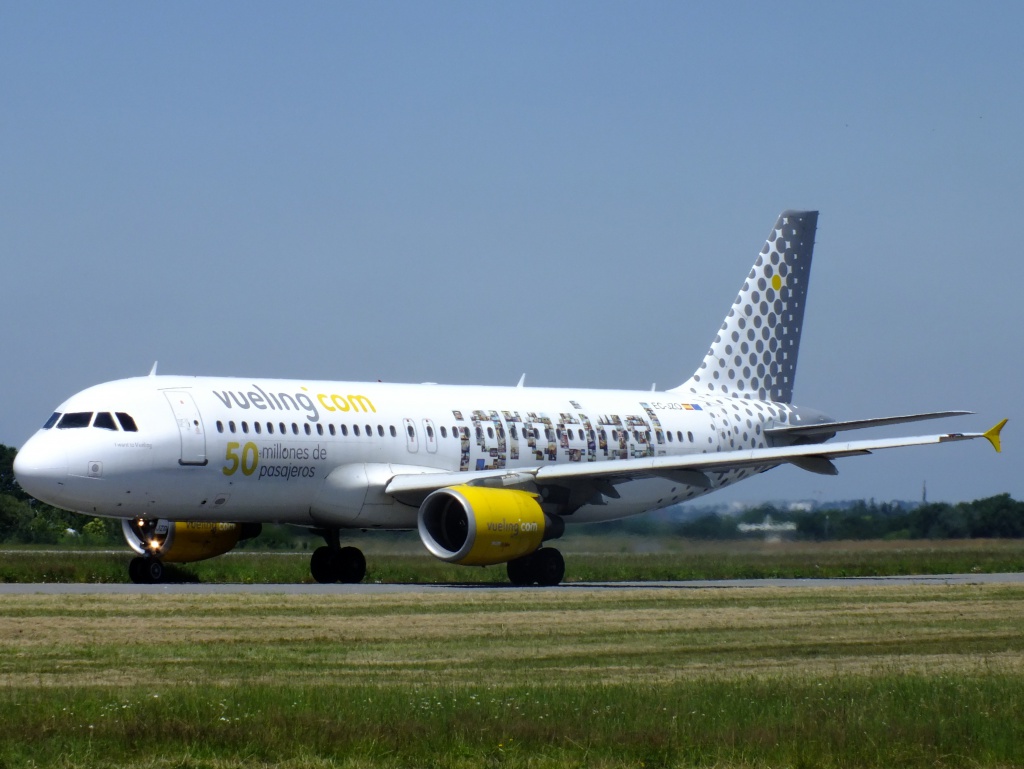 [27/09/2012] Airbus A320 (EC-JZQ) Vueling: ¡Gracias! 50 Million Passengers 174650Juinn6005