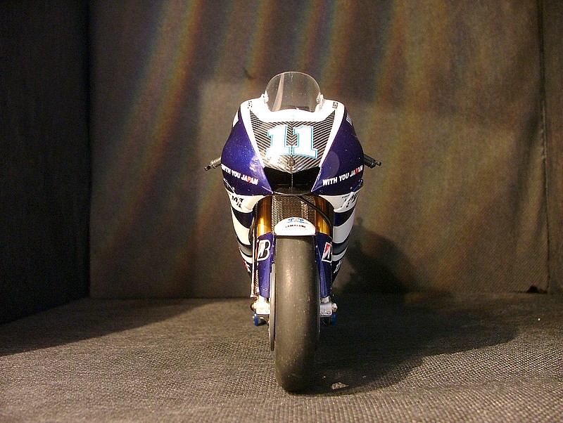 Yamaha YZR M1 2011 - Ben Spies - Page 4 1787162005