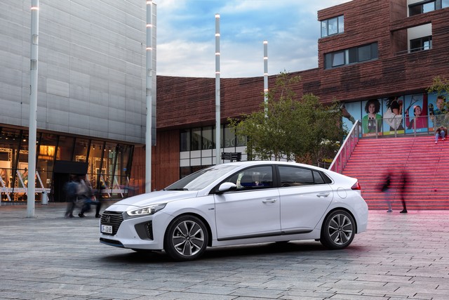 Hyundai serre les prix sur la nouvelle Ioniq et offre 3 ans d’entretien gratuit 188168HyundaiIONIQHybrid8