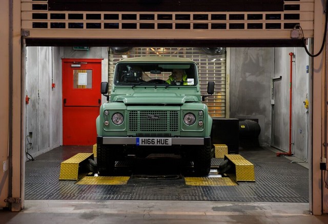 Célébration de la légende : Le dernier Land Rover DEFENDER est construit à Solihull 196209unspecified23