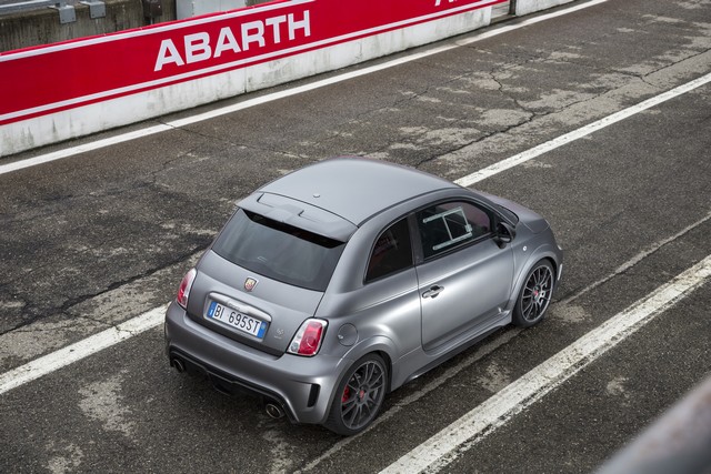 Abarth 695 Biposto : la « plus petite des supercars » 209961695BipostoVarano15