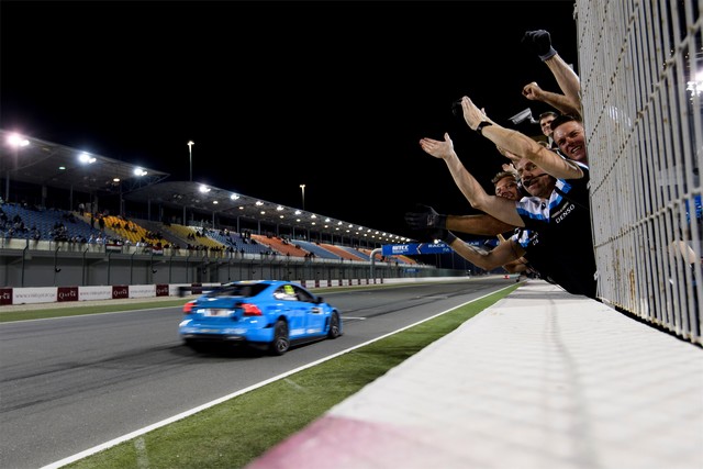 Thed Björk et Polestar Cyan Racing sacrés champions du monde ! 213220217450PolestarCyanRacingWTCC2017Qatar