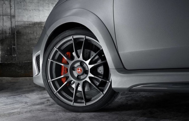 Abarth 695 Biposto : la « plus petite des supercars » 219107695BipostoVarano30