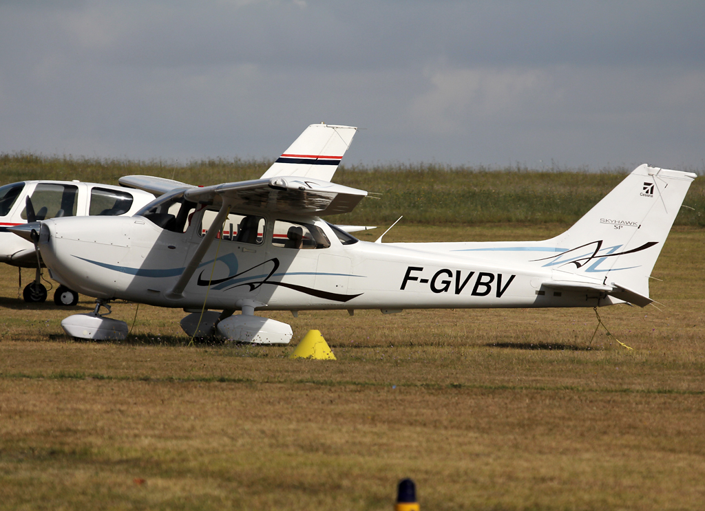 Aérodrome de Royan 233606Cessna172PrivateFGVBVRoyan300712EPajaud