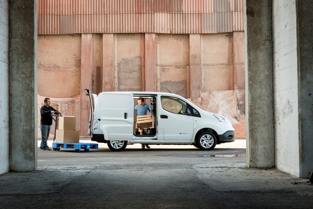 Le Nissan E-NV200 Remporte Le Prix Auto Environnement MAAF 2015 Dans La Catégorie Utilitaire 23597112037715