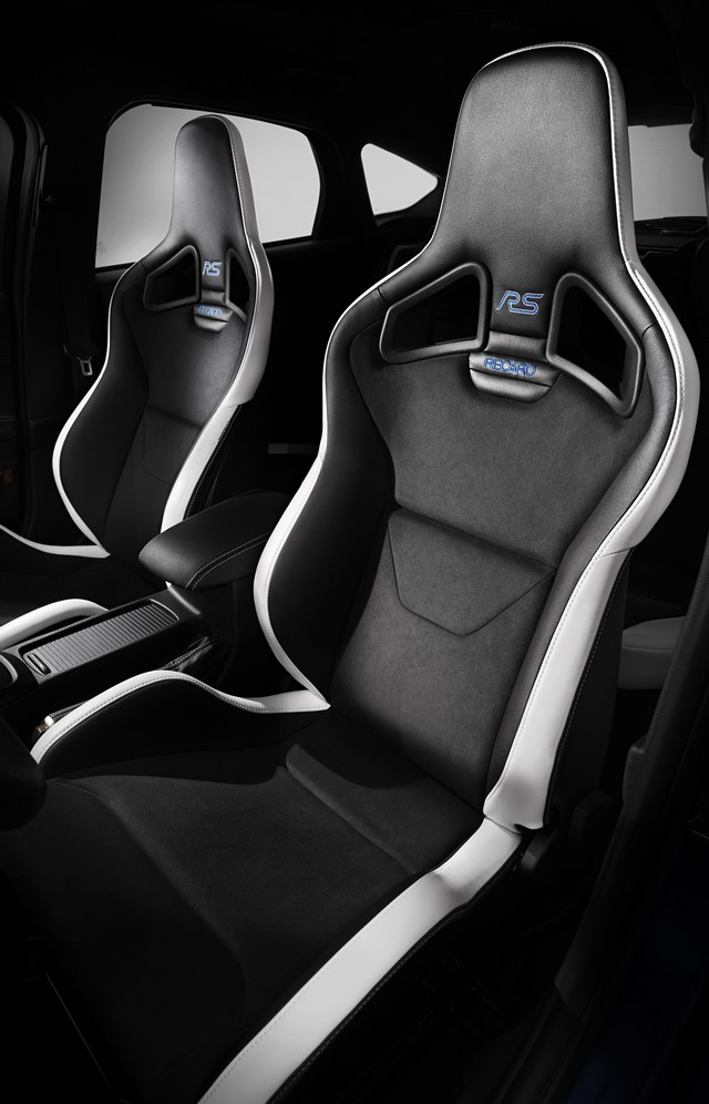 La toute nouvelle Focus RS, en première mondiale sur un salon automobile, inaugure une transmission intégrale 239537FordGeneva2015FocusRS08