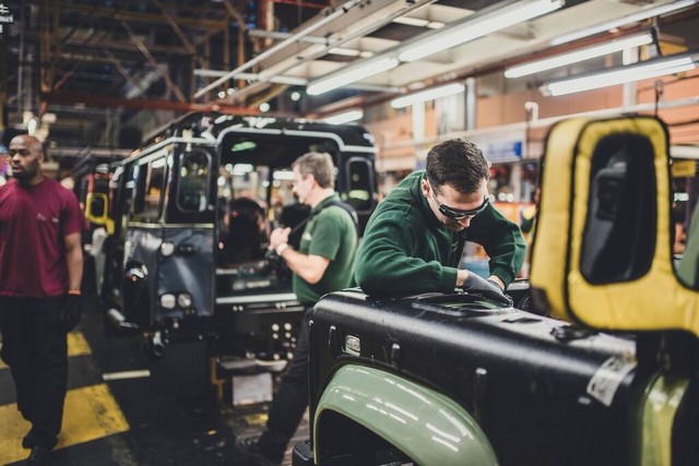 Célébration de la légende : Le dernier Land Rover DEFENDER est construit à Solihull 241865unspecified34