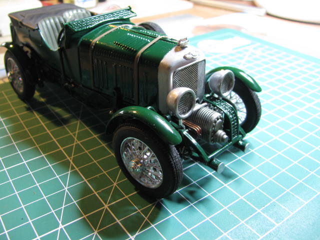 Débutante : Bentley Blower 1930 Frog 1/24 - Page 2 256798161Montagedespharesetdelagrille