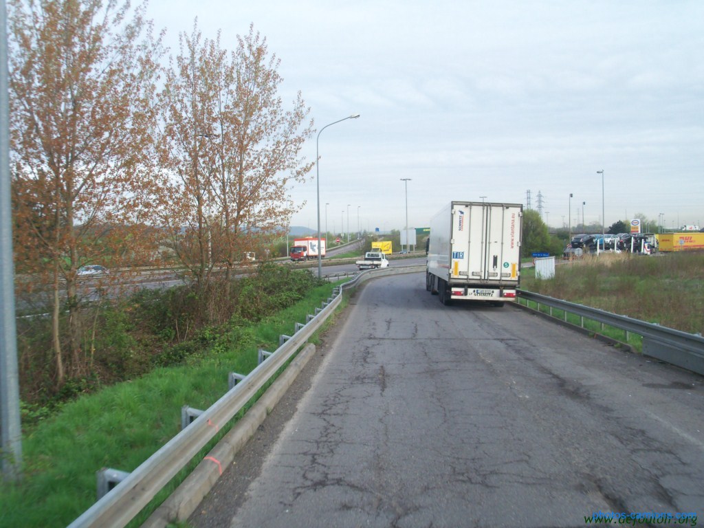 Les parkings d'autoroutes - Page 3 259162photoscamion9Mars201211Copier