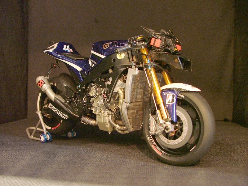 Yamaha YZR M1 2011 - Ben Spies - Page 4 264970009