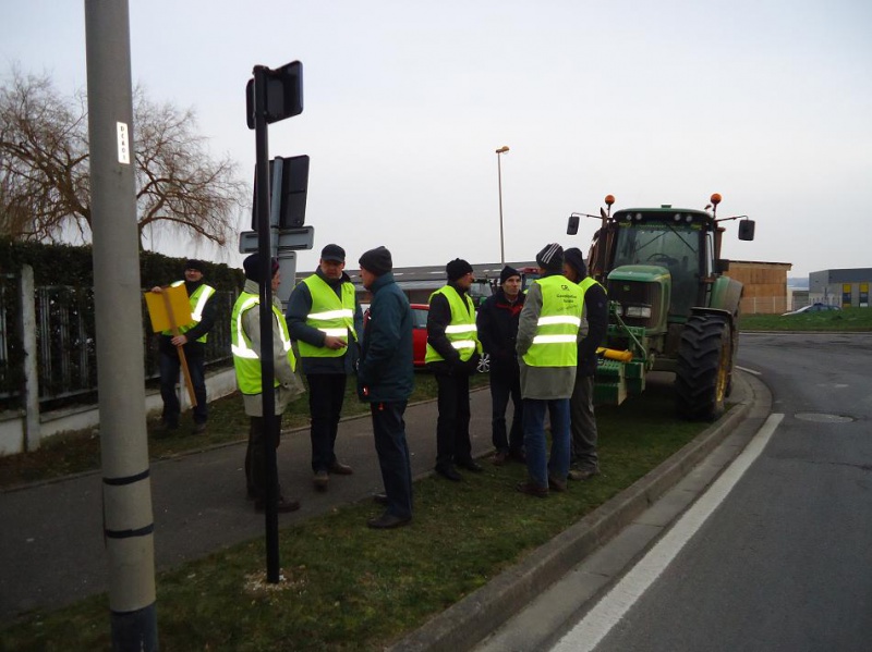 La CR 80 manifeste à abbeville devant la VPM  26742557M3