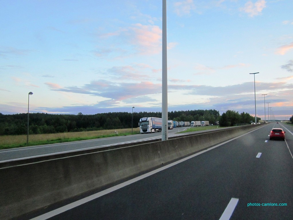 Les parkings d'autoroutes - Page 7 277291photoscamions7Juillet2012124Copier