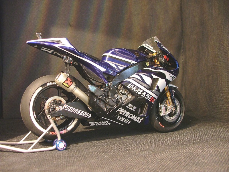 Yamaha YZR M1 2011 - Ben Spies - Page 4 2856842003