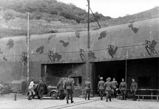 Mise en situation et rapports de combat (France 1940) (partie 1) 293650BundesarchivBild1210363WestwallBesichtigungMaginotLinie