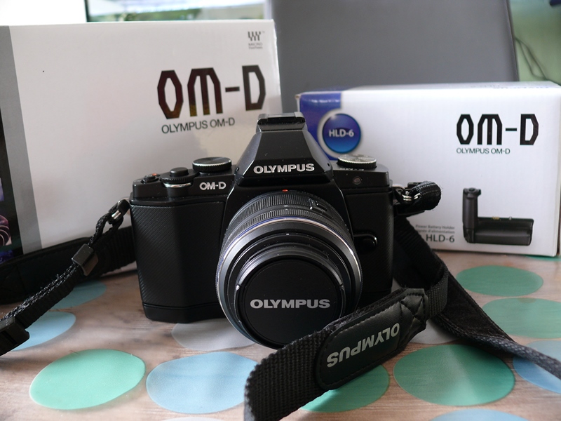 [VDS] Olympus OM-D E-M5 avec objectif et grip 304510P1090095800600