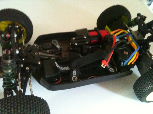 Mes chassis 1/8 pour 2012 (G@B) 306217IMG0272