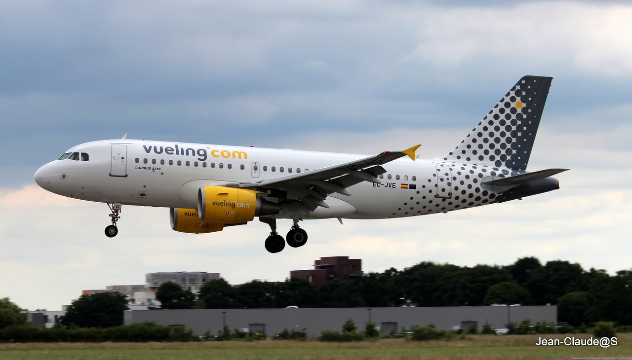 Airbus A319 EC-JVE  Vueling Airlines le 20.06.13 314365IMG3940filtered