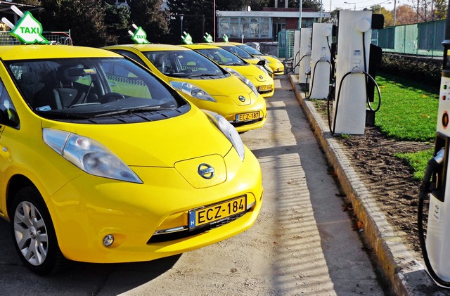 Nissan Revolutionne L'univers Des Taxis 100% Electriques 316408139743NISSANFRANCHITLABARREDES500TAXISELECTRIQUES