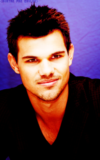 Taylor Lautner 32264257T1