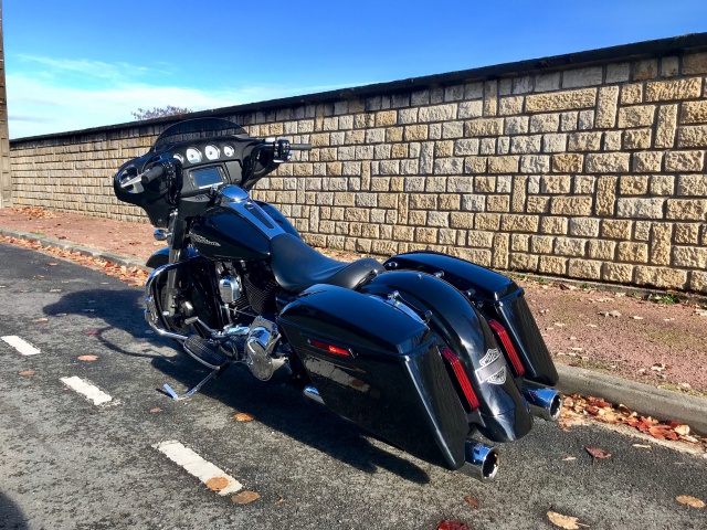 Quelles sacoches rallongées sur un Street Glide 2017 ? 33684585A729AA043F4D1DA430291A87556AAC