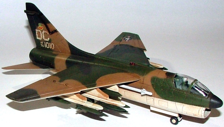 [Matchbox] A-7 D Corsair II - Modèle terminé - Page 3 337988DSCF9534