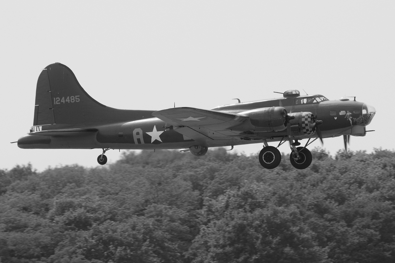 [01/07/2013] B17 Flying Fortress (G-BEDF) Sally B's - Page 2 350104DSC9764NB