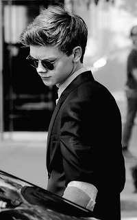 Thomas Sangster 352986691A