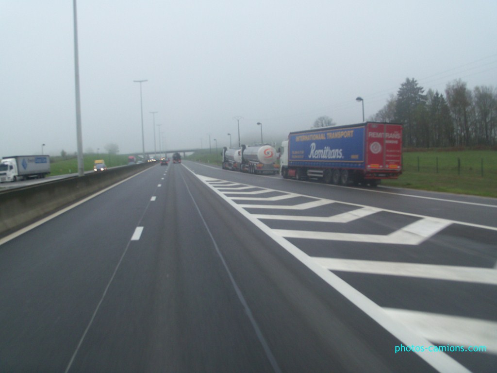 Les parkings d'autoroutes - Page 4 363545photoscamions27Avril201248