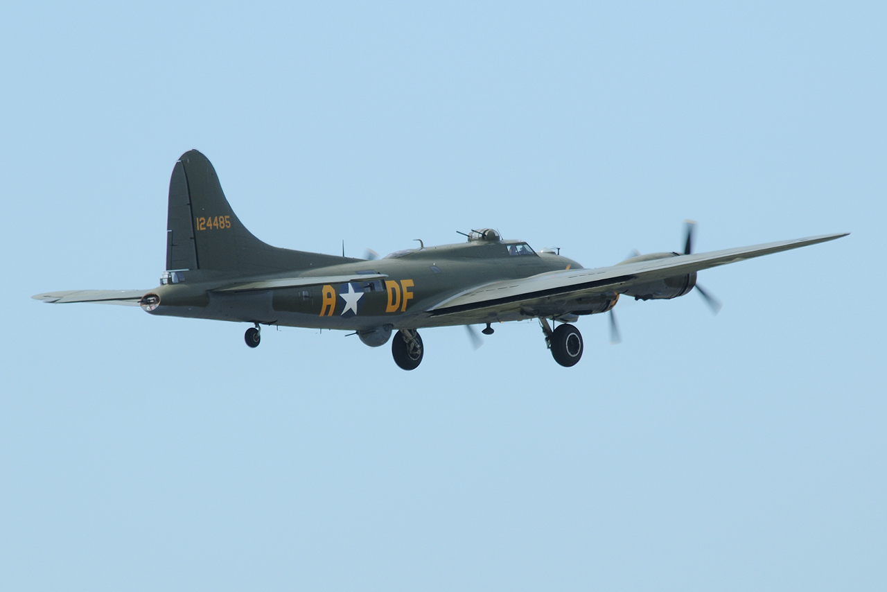 [01/07/2013] B17 Flying Fortress (G-BEDF) Sally B's - Page 2 366382DSC9776