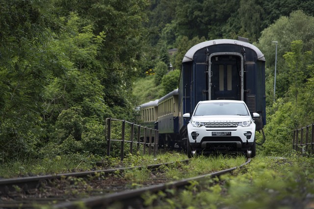 Le Land Rover Discovery Sport Tracte Un Train De Plus De 100 Tonnes 368298lrdstrainpull16061609