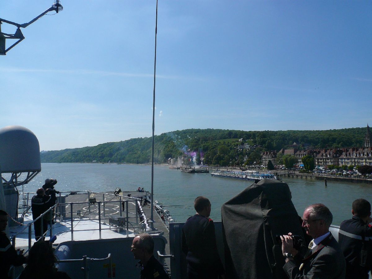 LE VOYAGE DE LA JEANNE SUR LA SEINE 37488496feudartificeenpleinjour