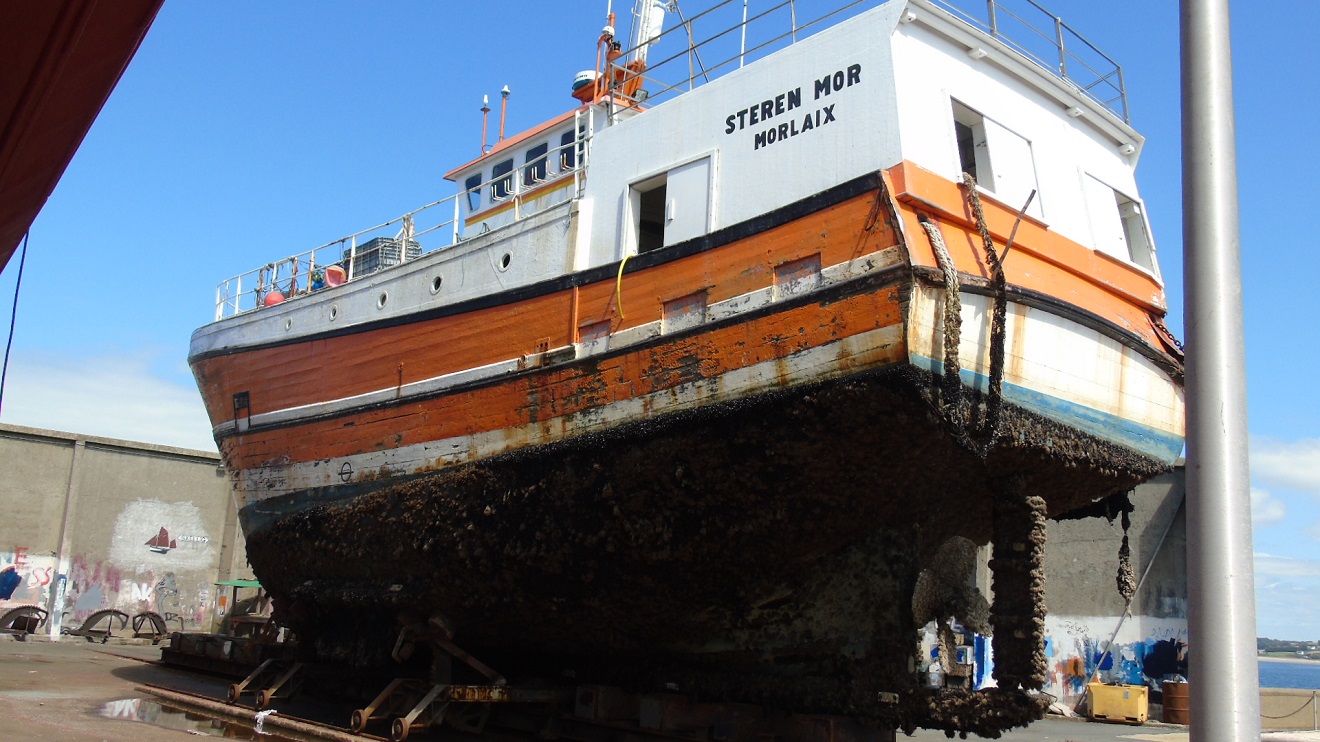 [Vie des ports] LE PORT DE DOUARNENEZ - Page 25 417837antifouling5