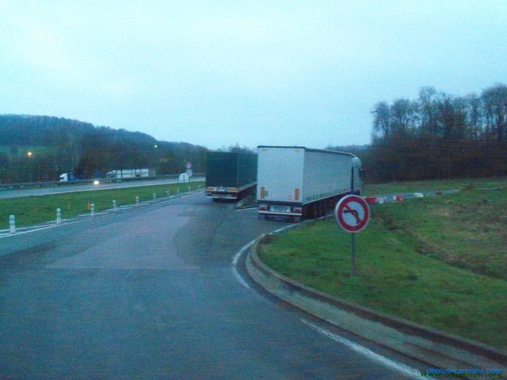 Les parkings d'autoroutes - Page 3 419933photoscamion9Mars20121Copier