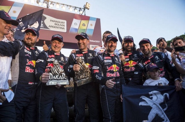 Les PEUGEOT 3008DKR signent un triplé historique au Dakar 2017  425238TeamPeugeotTotal