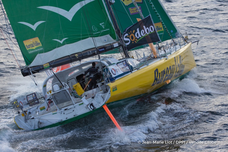 L'Everest des Mers le Vendée Globe 2016 - Page 5 444331bureauvalleeskipperlouisburtonfraatstartofthevendeeglobeinlessablesdolonnefranceonnovember6th2016photojeanmarieliotdppivendeeglobebureauvalleeskipperlouisburton