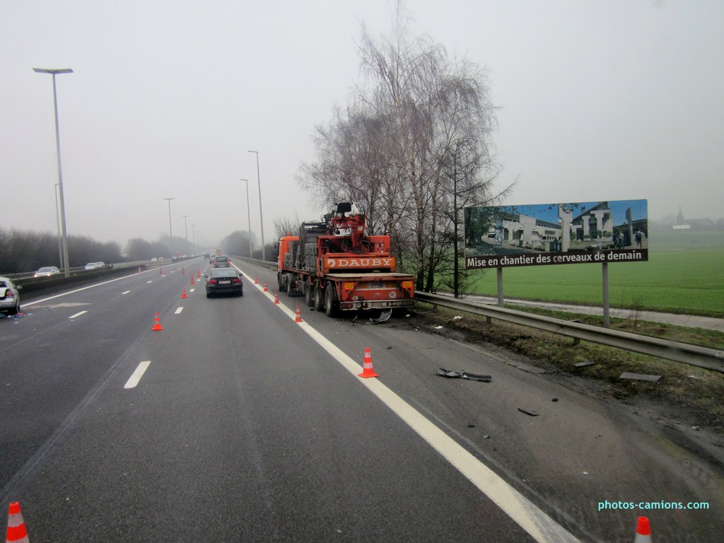 E 411 accident sur voie de gauche 444712photoscamions15II201377Copier