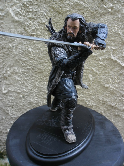 THE HOBBIT : AN UNEXPECTED JOURNEY : THORIN OAKENSHIELD – WITH SHIELD and REGULAR 446695SAM2995