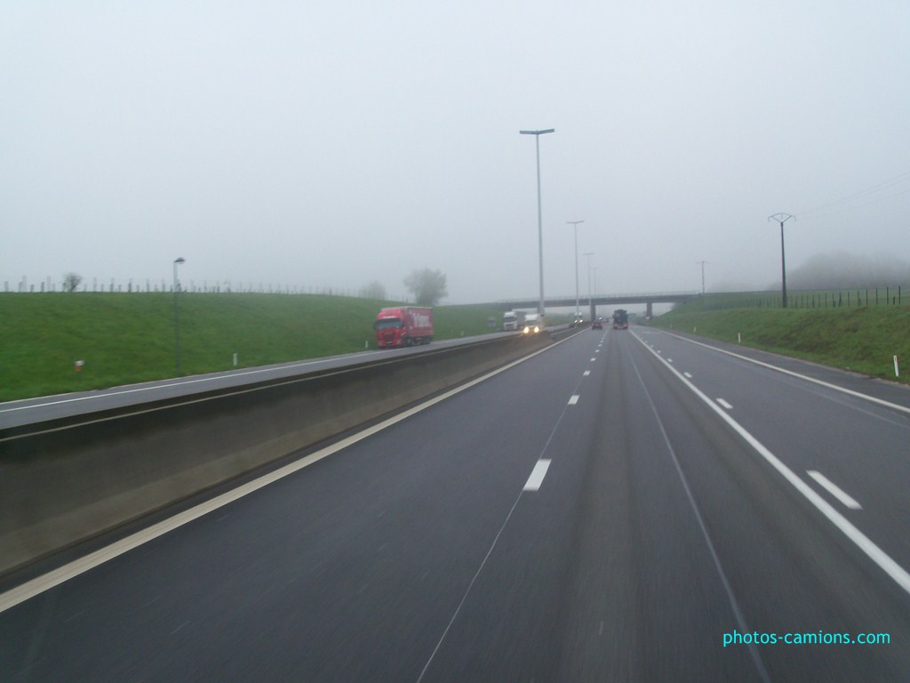 Les parkings d'autoroutes - Page 4 450501photoscamions27Avril201249