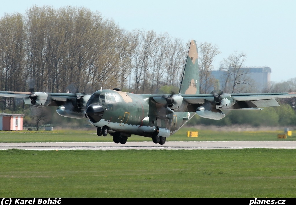 صور طائرات النقل والشحن الجزائرية [ C-130H/H30  /  Hercules ]  - صفحة 2 454232WHJ3