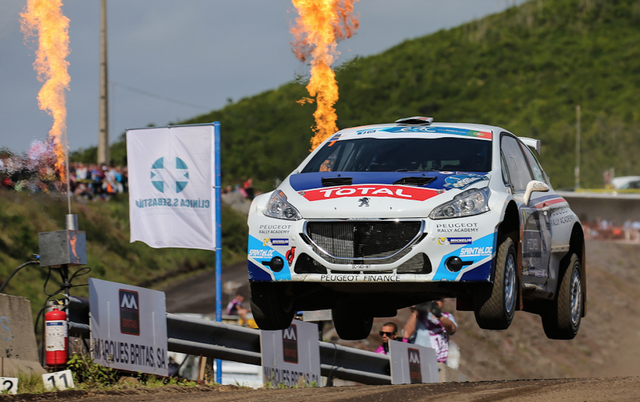 La passe de trois pour Craig Breen et la 208 T16, le triplé des 208 R2 en Junior ! 4566202015RallyeAoresCraigBreen2