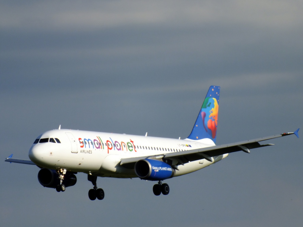 [01/06/2013] Airbus A320 (LY-SPA) Small Planet Lithuanie 457776Main15416