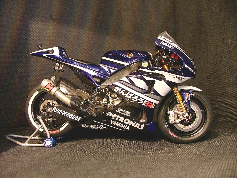 Yamaha YZR M1 2011 - Ben Spies - Page 4 4578362002