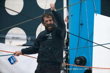 8éme édition du vendée Globe l'Everest des mers - Page 20 468146aarriveedeericbellionfraskippercommeuns